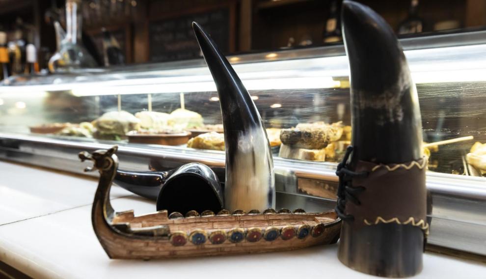 Los cuernos para la cerveza y el drakar vikingo para los chupitos.