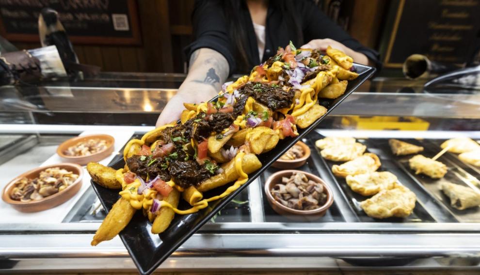 Patatas Vallhalla con salsa de cheedar, carne mechada y pico de gallo.