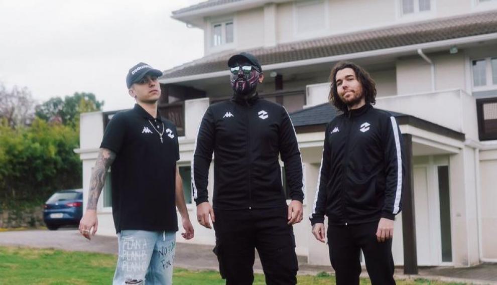 Deqiuv, en el centro, junto con Imantado y Zorman en la casa de Zeta Gaming.
