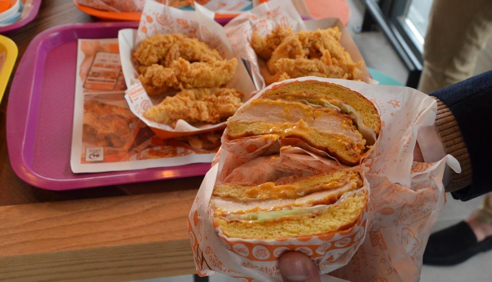 La hamburguesa de pollo con queso es una de las que tiene más éxito.