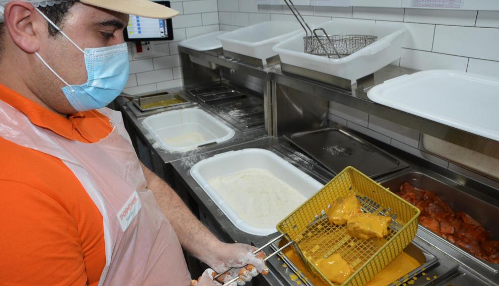 La huevina y la harina con la que se rebozan, una a una, las piezas de pollo.