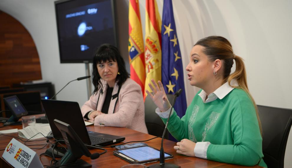 Maru Díaz, a la derecha, con Gloria Pérez, en la presentación del estudio sobre Galáctica.