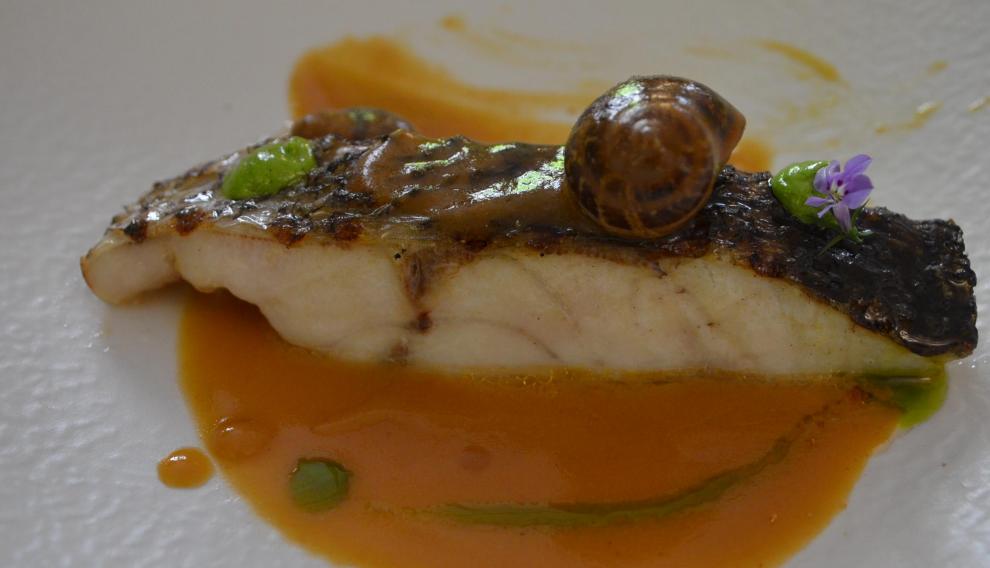 Corvina asada con su propio jugo y emulsión de hierbas.