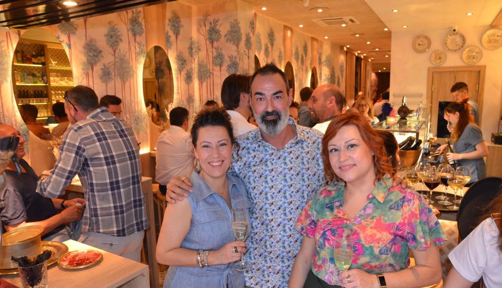 Silvia Marcén, Luis Díez y Raquel Marcén se rodearon de buenos amigos.