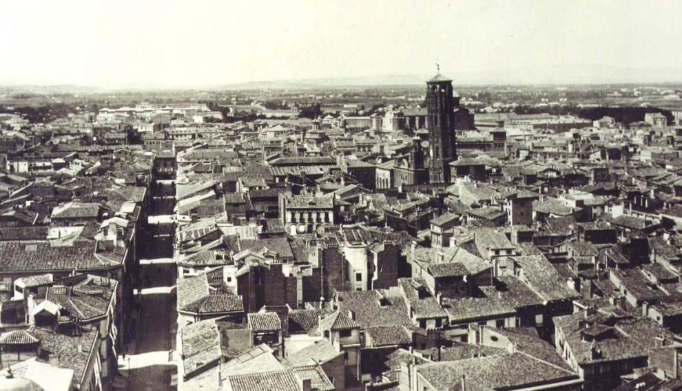 Una vista de la calle Alfonso cuando aún estaba en pie la Torre Nueva.