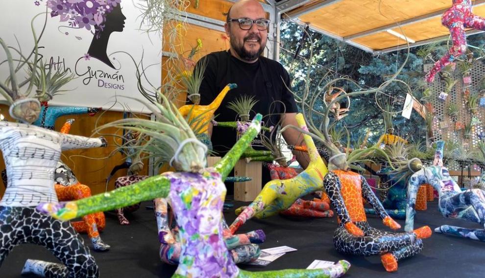 Luis Sales, en su puesto del parque Grande.