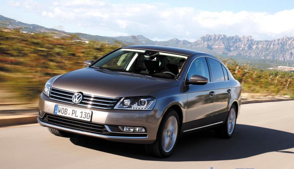 El alcalde de Huesca, Luis Felipe, usa como coche oficial un modelo de Volkswagen Passat similar al de esta fotografía.