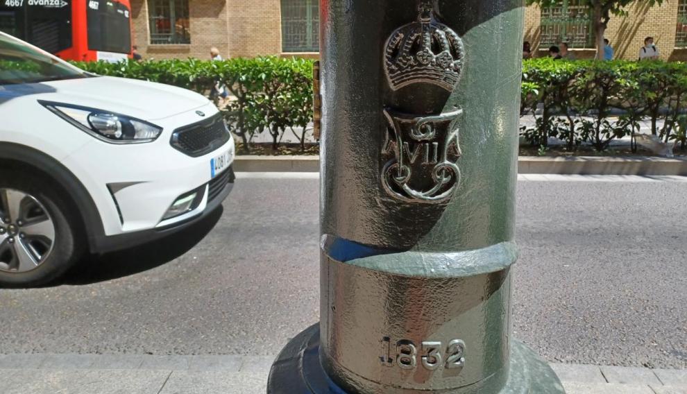 Un detalle de las inscripciones en las farolas fernandinas de Conde de Aranda.