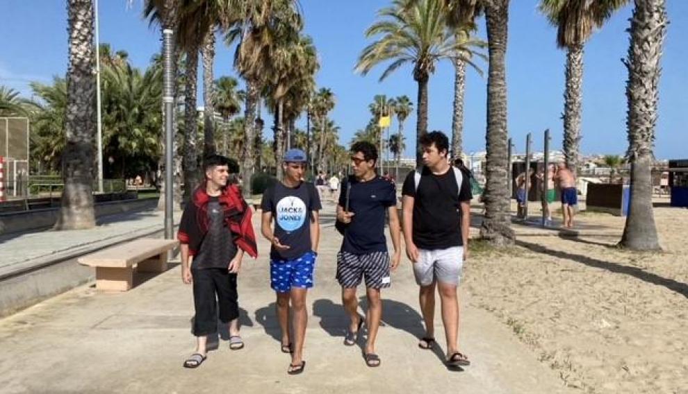 Un grupo de amigos de Zaragoza, que se acaban de enterar que han aprobado la Evau.