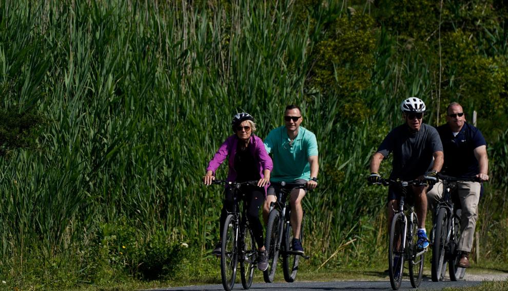 Joe y Jill Biden, durante su paseo en bici por Delaware.