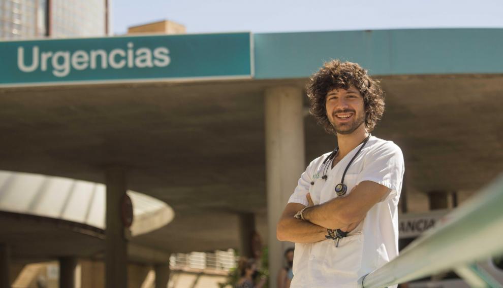 Ramón Guiote, residente de Medicina de Familia, en el Hospital Clínico, este viernes en Zaragoza.