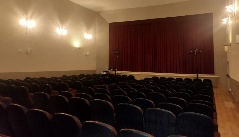 Las butacas del cine Elíseos de Zaragoza, colocadas en el salón de Paniza