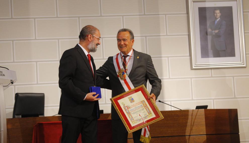El presidente del Gobierno aragonés, Javier Lambán, recibe la medalla de manos del presidente de la DPZ, José Antonio Sánchez Quero