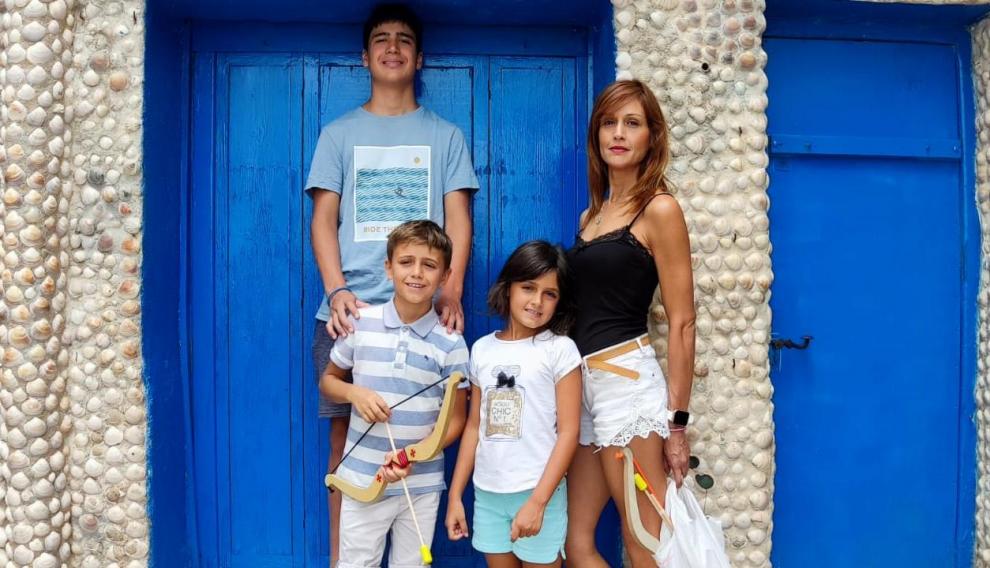 Noemí Franco, con sus hijos Aaron (de 14 años), Arturo (9) y Lucía (8), en Peñíscola, donde han estado de vacaciones seis días.
