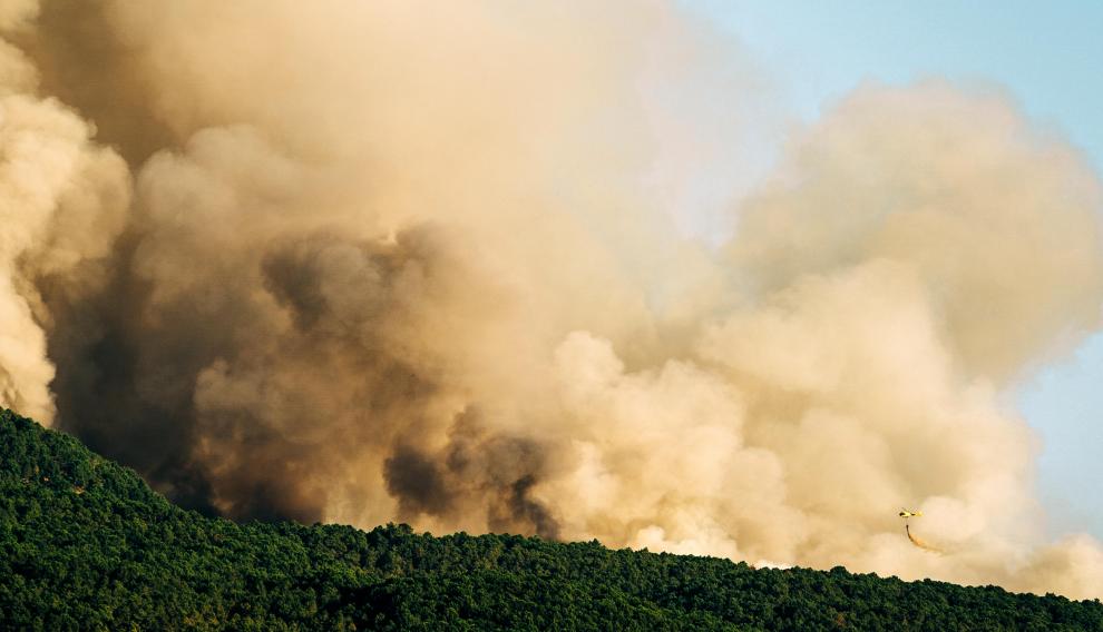 Dieciocho medios aéreos luchan para extinguir el fuego al sur de Ávila