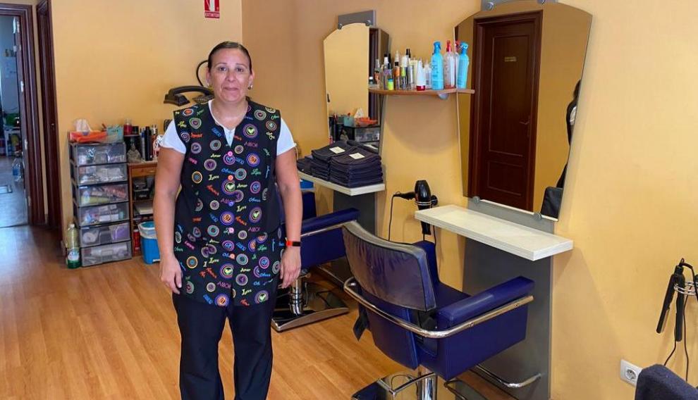 Mónica Leza, que es la dueña de la peluquería Epsilon -situada en el primer tramo de la calle de Félix Latassa-,