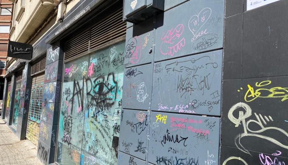 Paredes con grafitis en la calle Félix Latassa.
