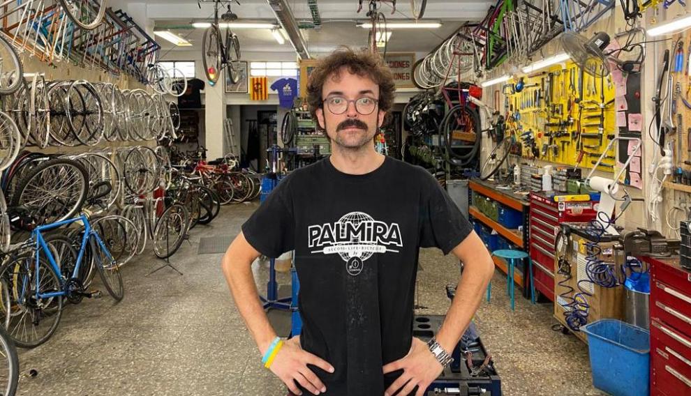 Quico Gimeno trabaja en Ciclofactoría, un negocio de restauración y reciclaje de bicicletas situado en el número 10 de Félix Latassa.