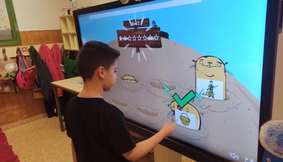 Las nuevas tecnologías, como en este aula del colegio Cedes de Zaragoza, se han convertido en una herramienta fundamental en el aprendizaje de niños con necesidades especiales