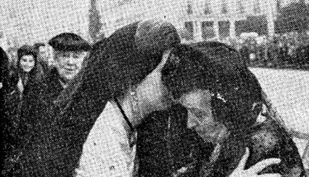 26 de noviembre de 1961. La reina de las fiestas, señorita Cano, besa a doña Leonor Sala, viuda de Urzáiz, en la inauguración de las dos nuevas torres construidas gracias a su patrocinio. ha