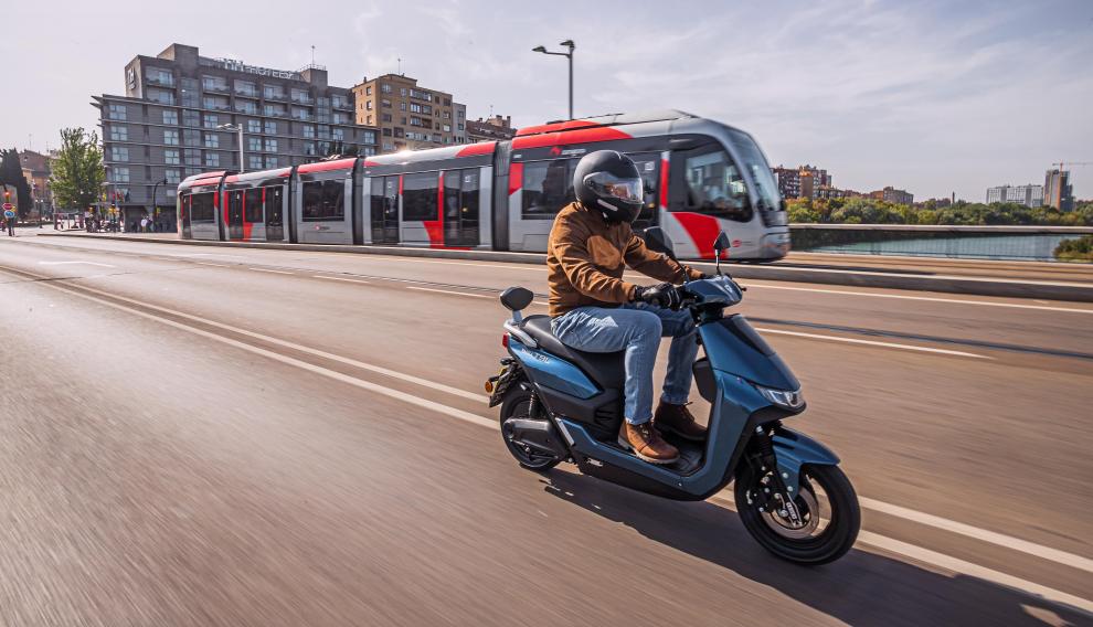 Yadea T9L Plus es el modelo de acceso a la gama, un scooter eléctrico equivalente a un 50 cc