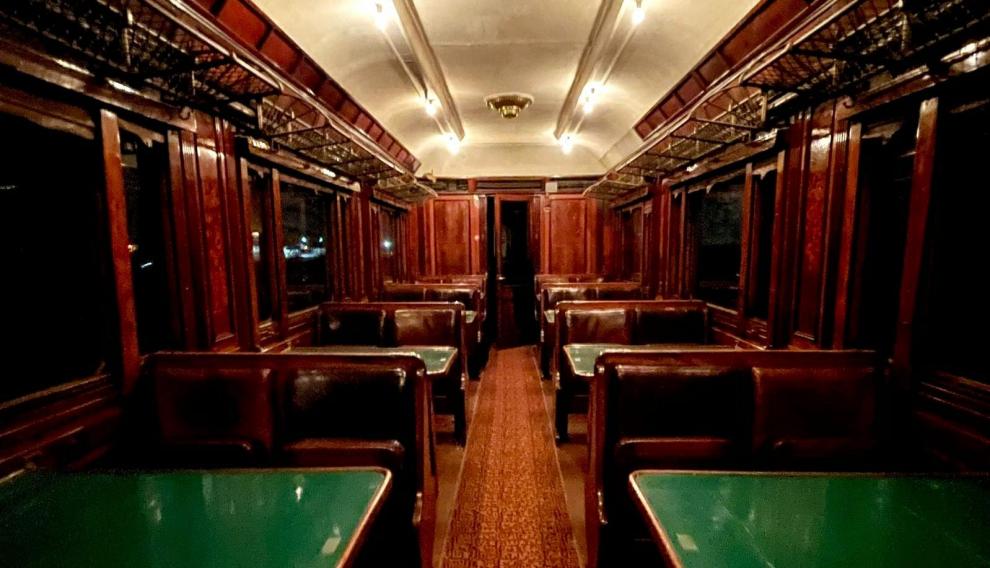 Interior del vagón restaurante restaurado.