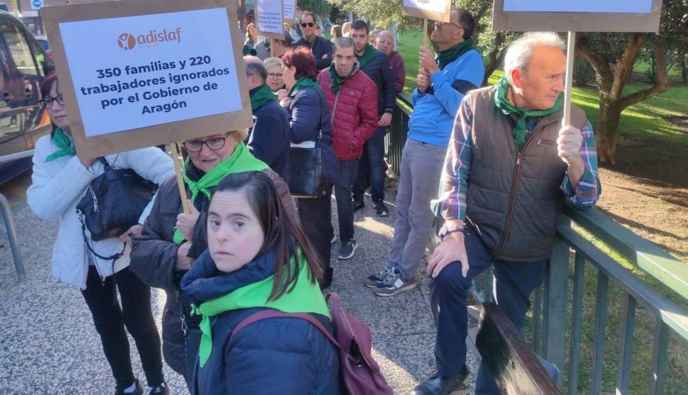 Concentración de usuarios, familiares y trabajadores de Adislaf a las puertas de la Aljafería en Zaragoza