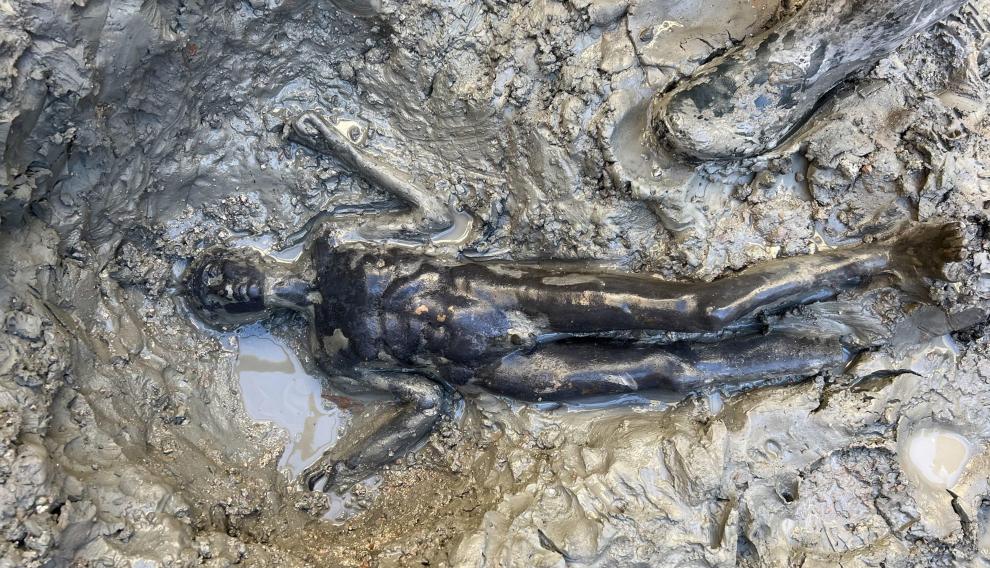 Italia encuentra ocultas bajo el barro 24 estatuas romanas y etruscas