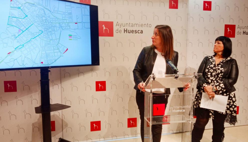 María Rodrigo y Ana Loriente, en la presentación de los detalles del plan del carril bici de Huesca.