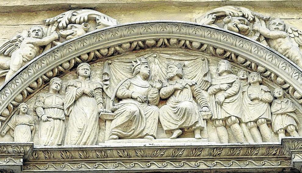 Otra escena esculpida que representa a los Reyes Católicos ordenando la expulsión de los judíos.