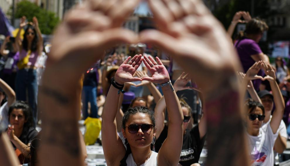Varias mujeres realizan el símbolo feminista con las manos durante la manifestación para reclamar la abolición de la prostitución, el pasado 28 de mayo en Madrid