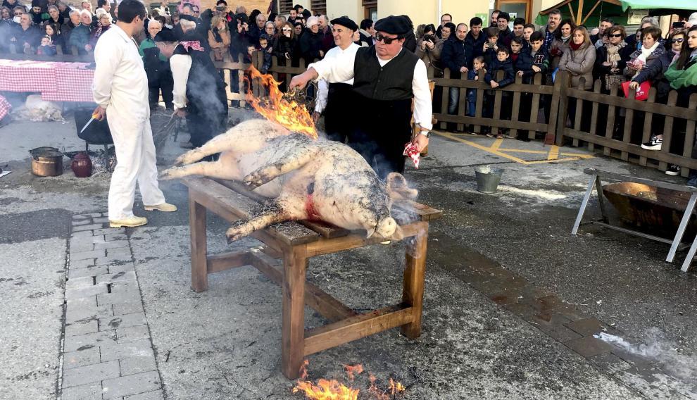 La fiesta consiste en presenciar la matacía del cerdo y posterior elaboración de productos.