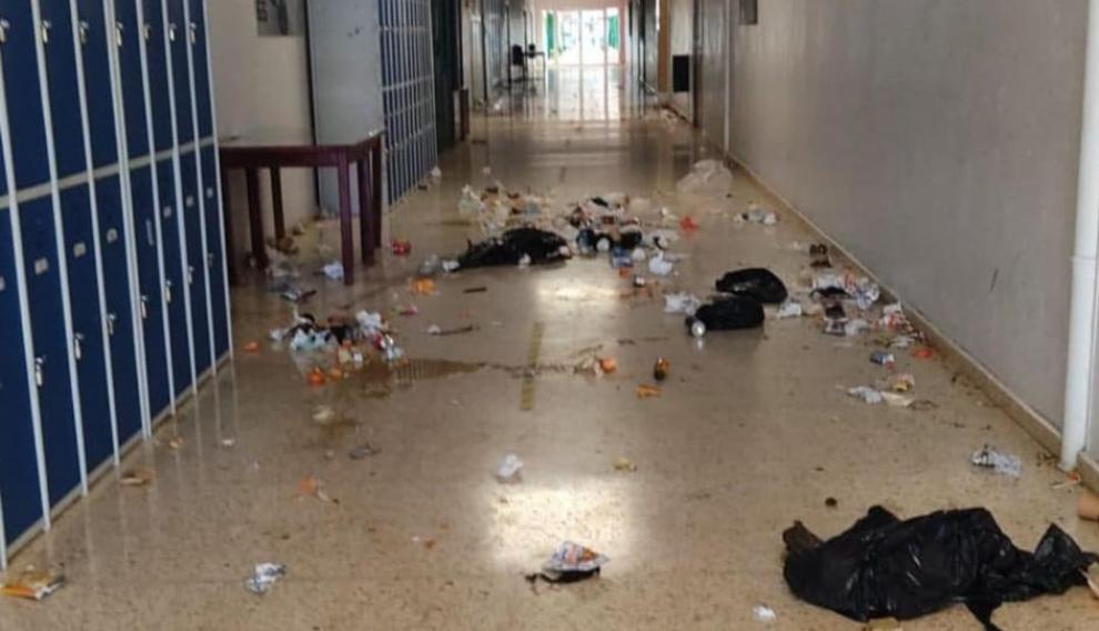 Suciedad acumulada en el IES Pirámide de Huesca por la huelga de limpieza.