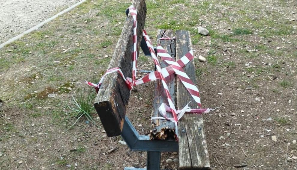 Banco deteriorado en el entorno de la Cuarta Avenida (La Paz)