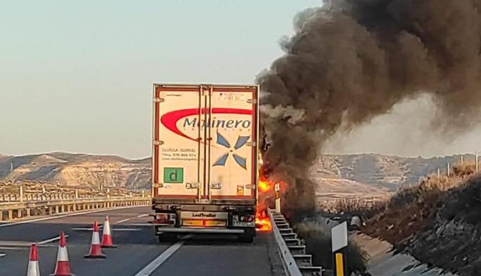 Camión incendiado en la A-2, en Zaragoza.