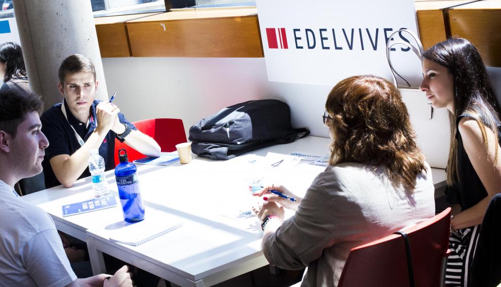 Candidatos con el representante de Edelvives, en la pasada edición de TAJ.