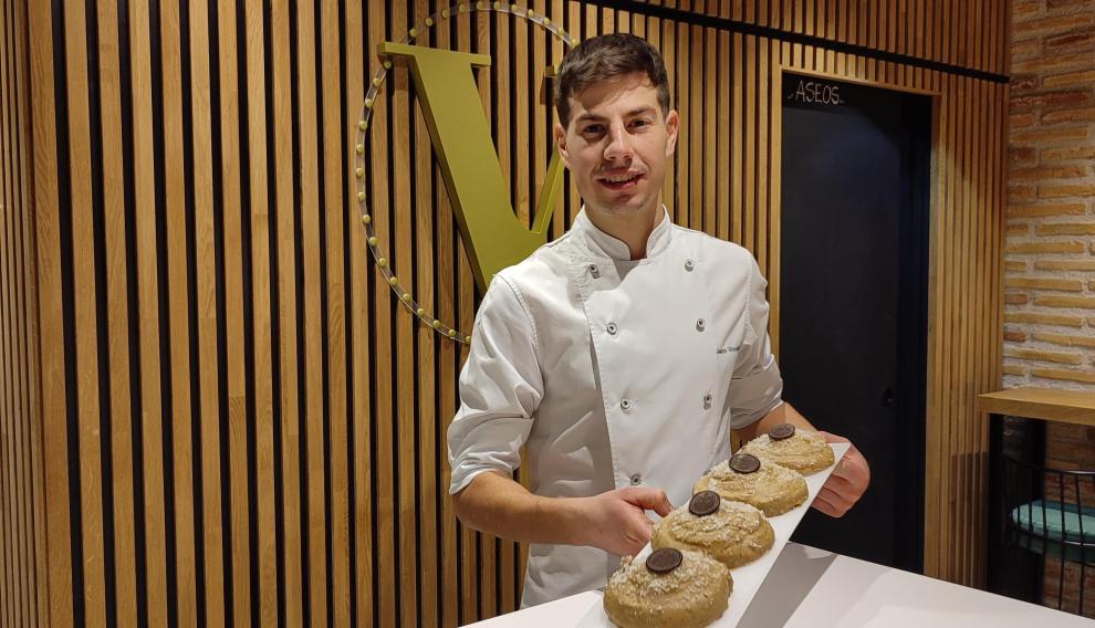 Jairo Vincelle, maestro pastelero, con sus New York Rolls de la pastelería Vincelle de Jaca.