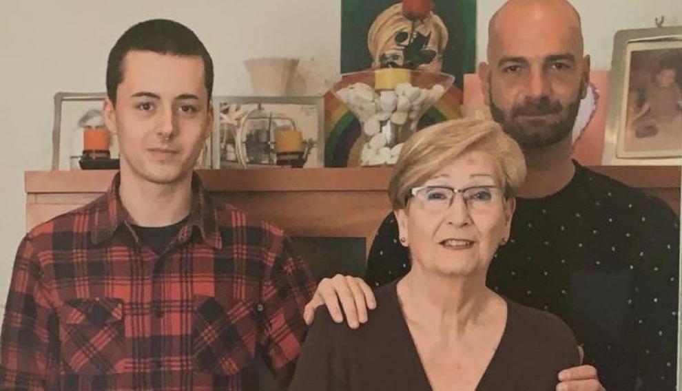 Juan Diego Ramos, junto a su madre y su sobrino, del que ha sido padre en acogida durante 9 años.
