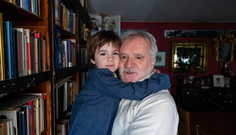 Paco Ortega con su hijo Lorenzo, que va a cumplir 4 años, el viernes en su casa de Zaragoza.