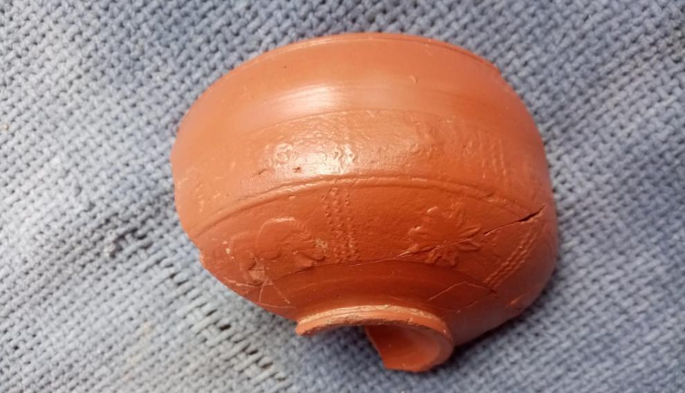 Fragmento de cerámica de terra sigillata encontrado en las excavaciones.
