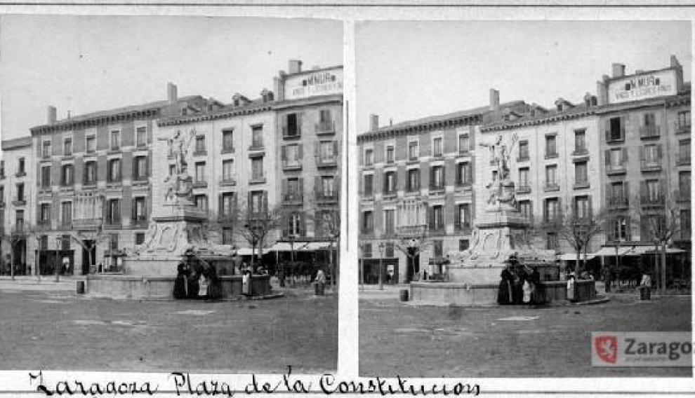 La plaza de la Constitución (hoy, de España) con la fuente de Neptuno en el centro.