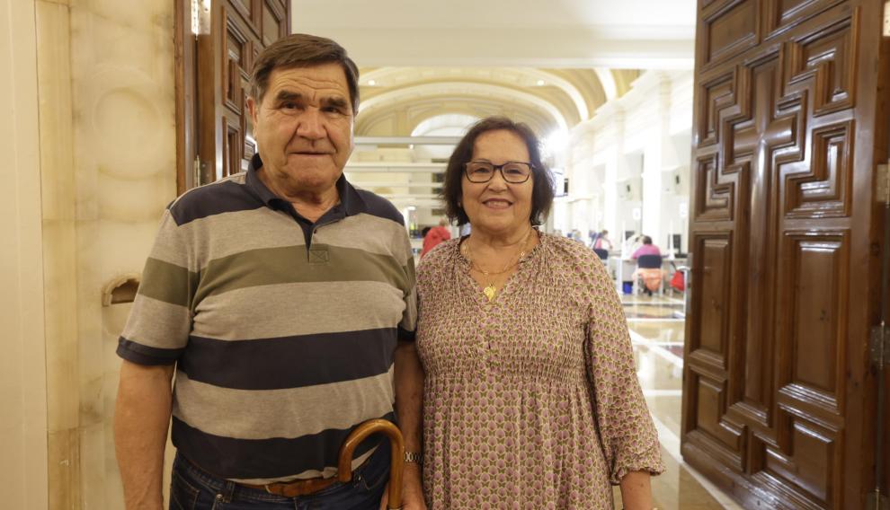 Eduado Val y María Alonso, matrimonio zaragozano que ha acudido el primer día de atención presencial de la renta en Hacienda.