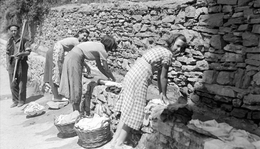 Varias mujeres lavan la ropa en un pueblo de la Jacetania a finales de la década de 1920.