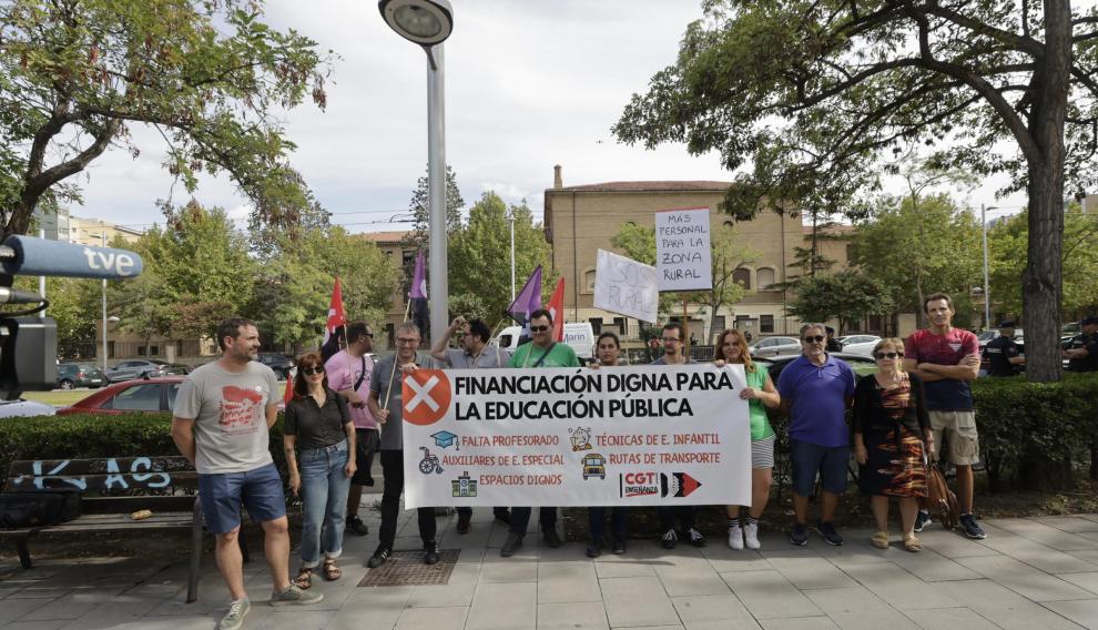 Protesta celebrada este lunes a las puertas del instituto Miguel Catalán durante la visita de los líderes europeos