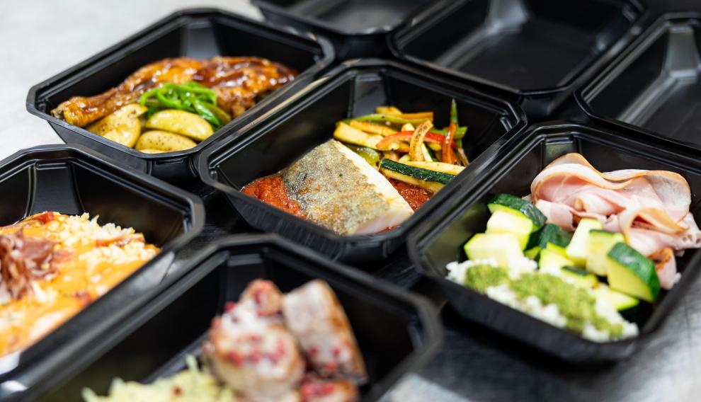 Algunas recetas y los envases donde llegan a los clientes.