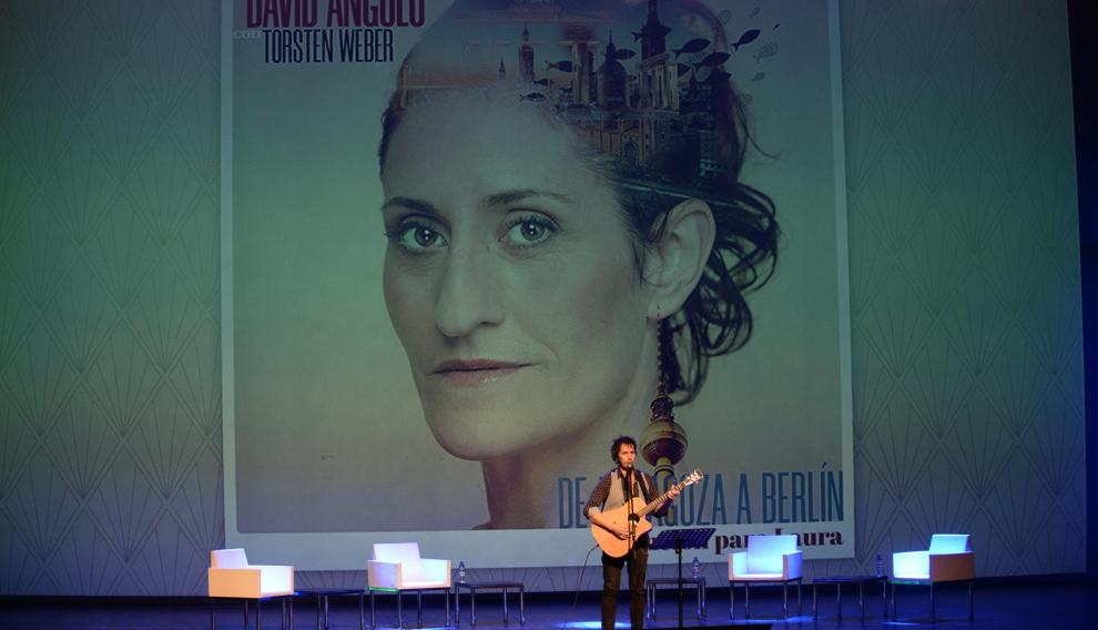 David Angulo ha interpretado un tema en recuerdo de la actriz Laura Gómez-Lacueva.