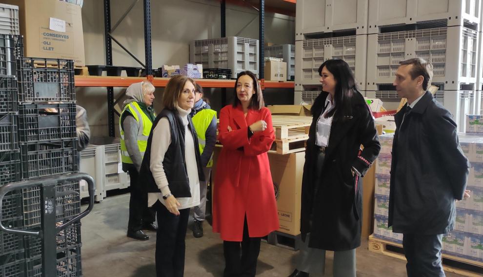 Un momento de la visita de la consejera Carmen Susín al Banco de Alimentos de Huesca