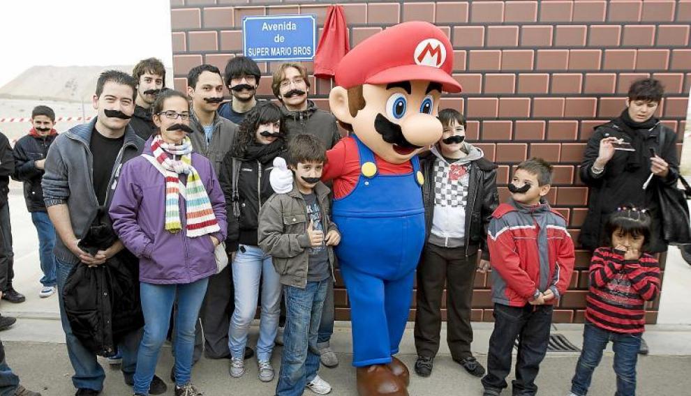 Súper Mario Bros posa junto a algunos de los futuros vecinos de Arcosur tras haber descubierto la placa.