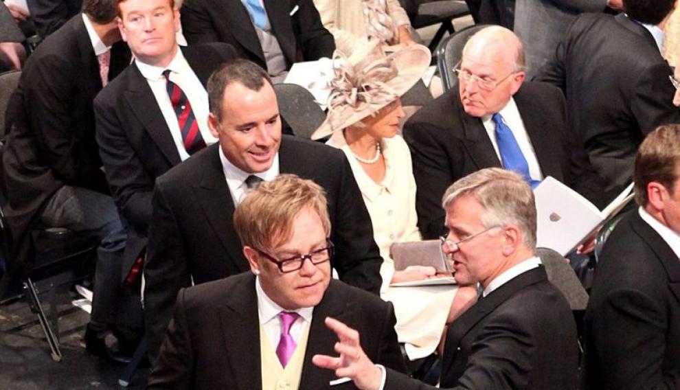 El cantante británico Sir Elton John y su marido se disponen a tomar asiento en Westminster