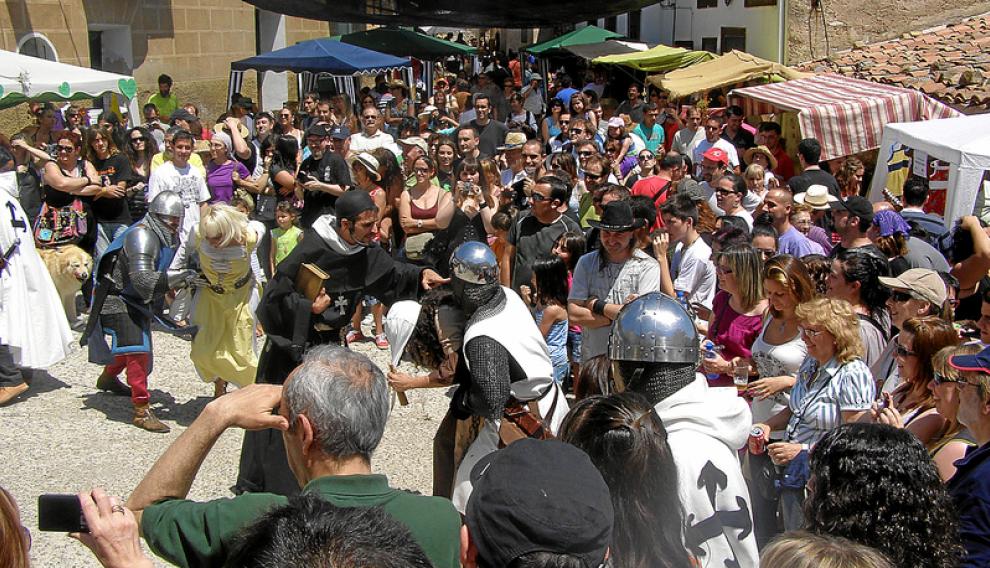 El inquisidor ordena la captura de las brujas ante la atenta mirada del público.